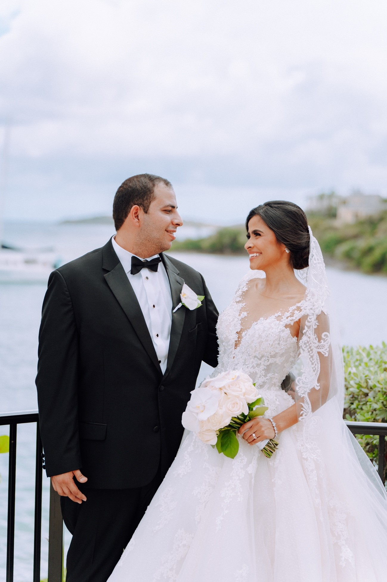 Víctor Bendeck y Brenda Palada celebran su boda a bordo de un crucero en el caribe