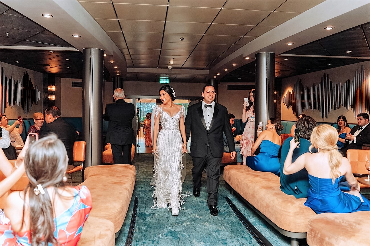 Víctor Bendeck y Brenda Palada celebran su boda a bordo de un crucero en el caribe