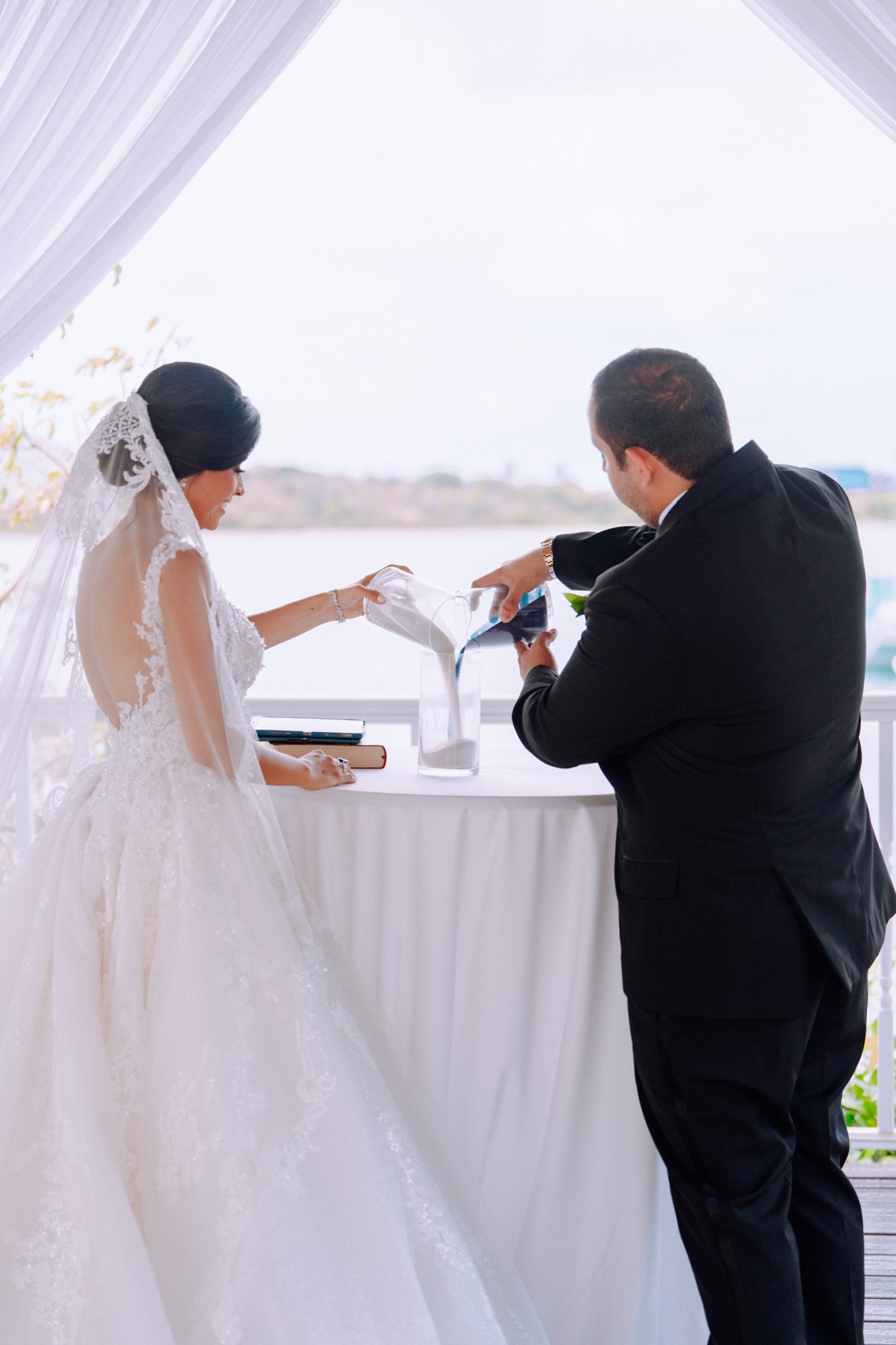 Víctor Bendeck y Brenda Palada celebran su boda a bordo de un crucero en el caribe