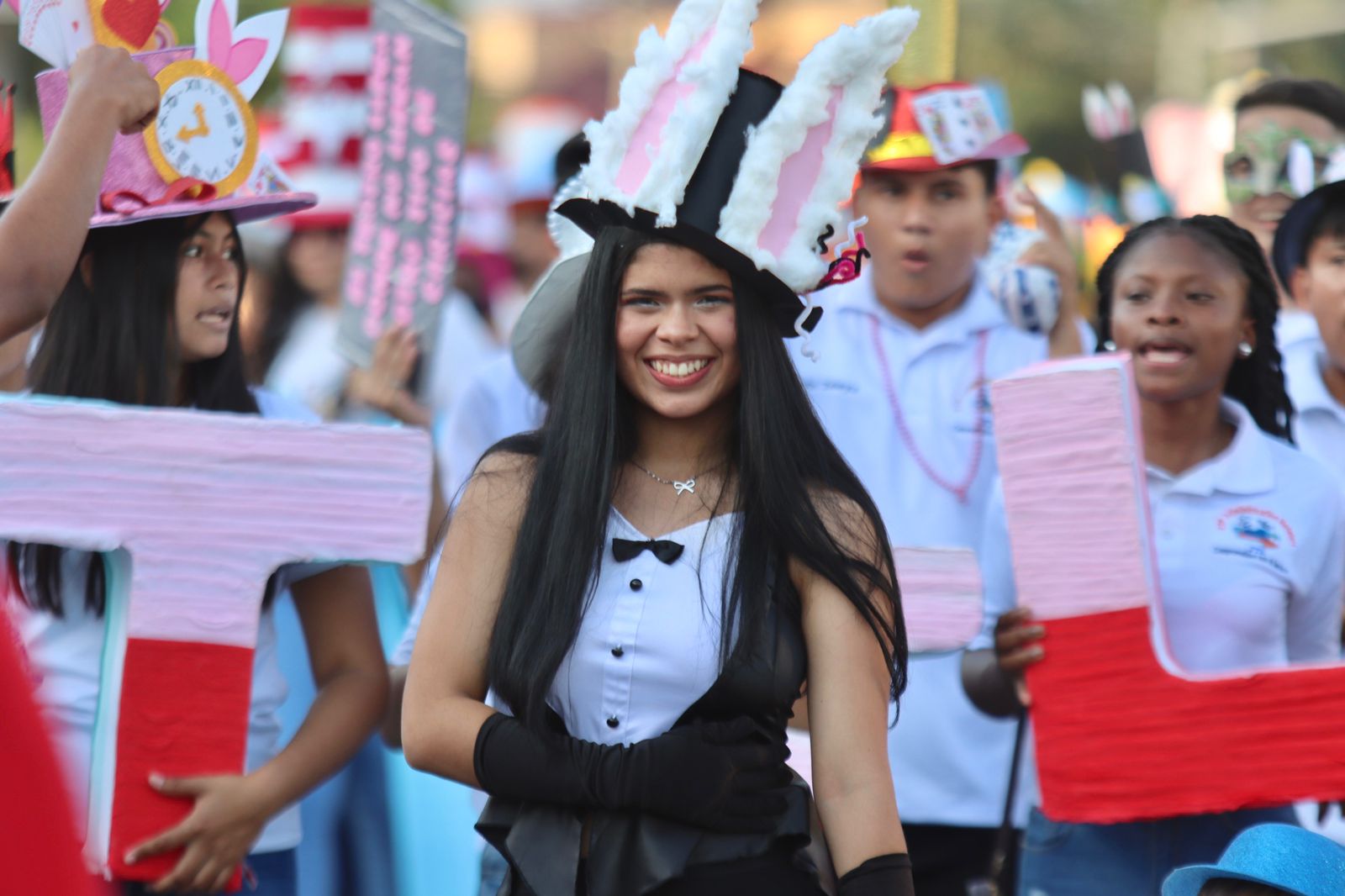 Con desfile artistas sampedranos conmemoran el Día Mundial de Teatro