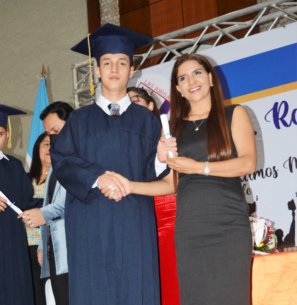 Solemnes actos de graduación de Academia Profesional Las Amigas y el Instituto Técnico Los Zorzales 