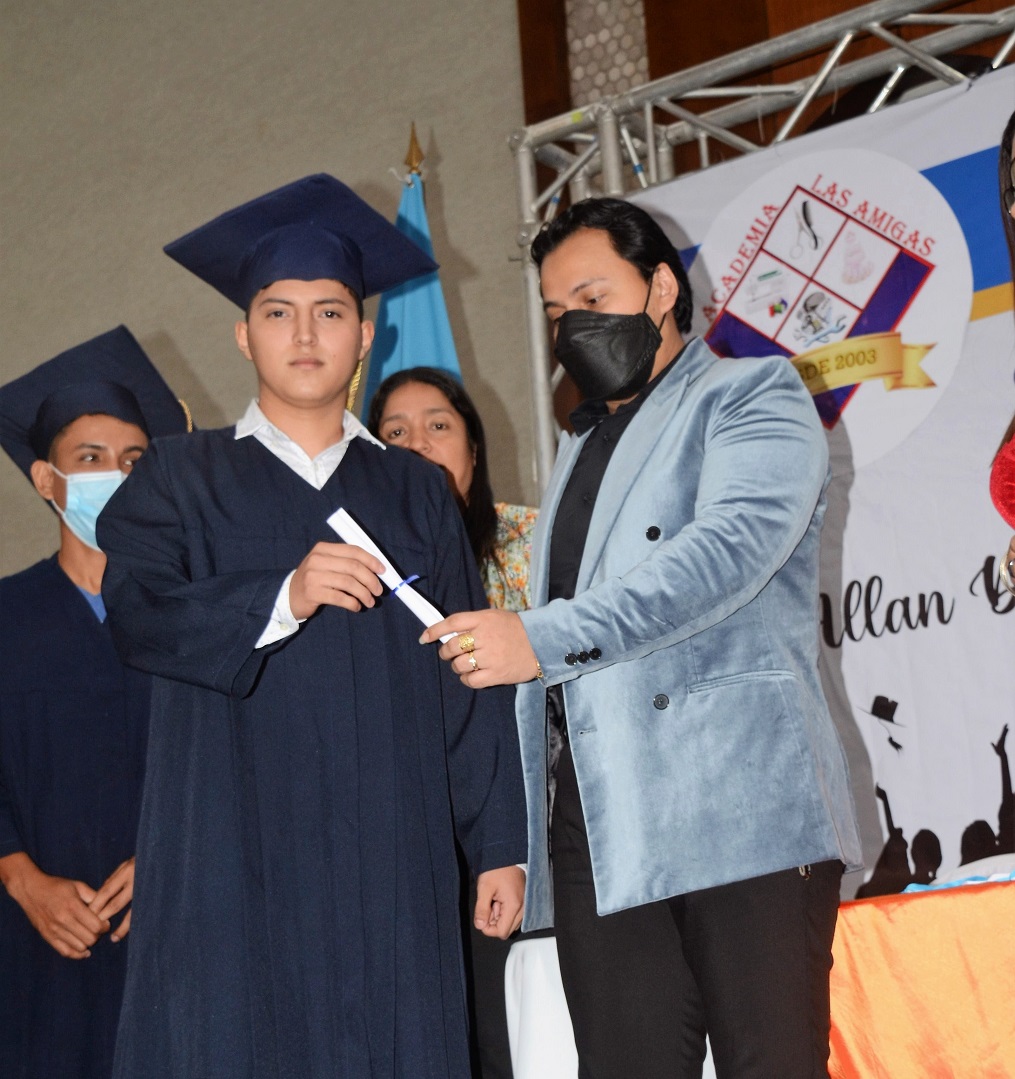 Solemnes actos de graduación de Academia Profesional Las Amigas y el Instituto Técnico Los Zorzales 