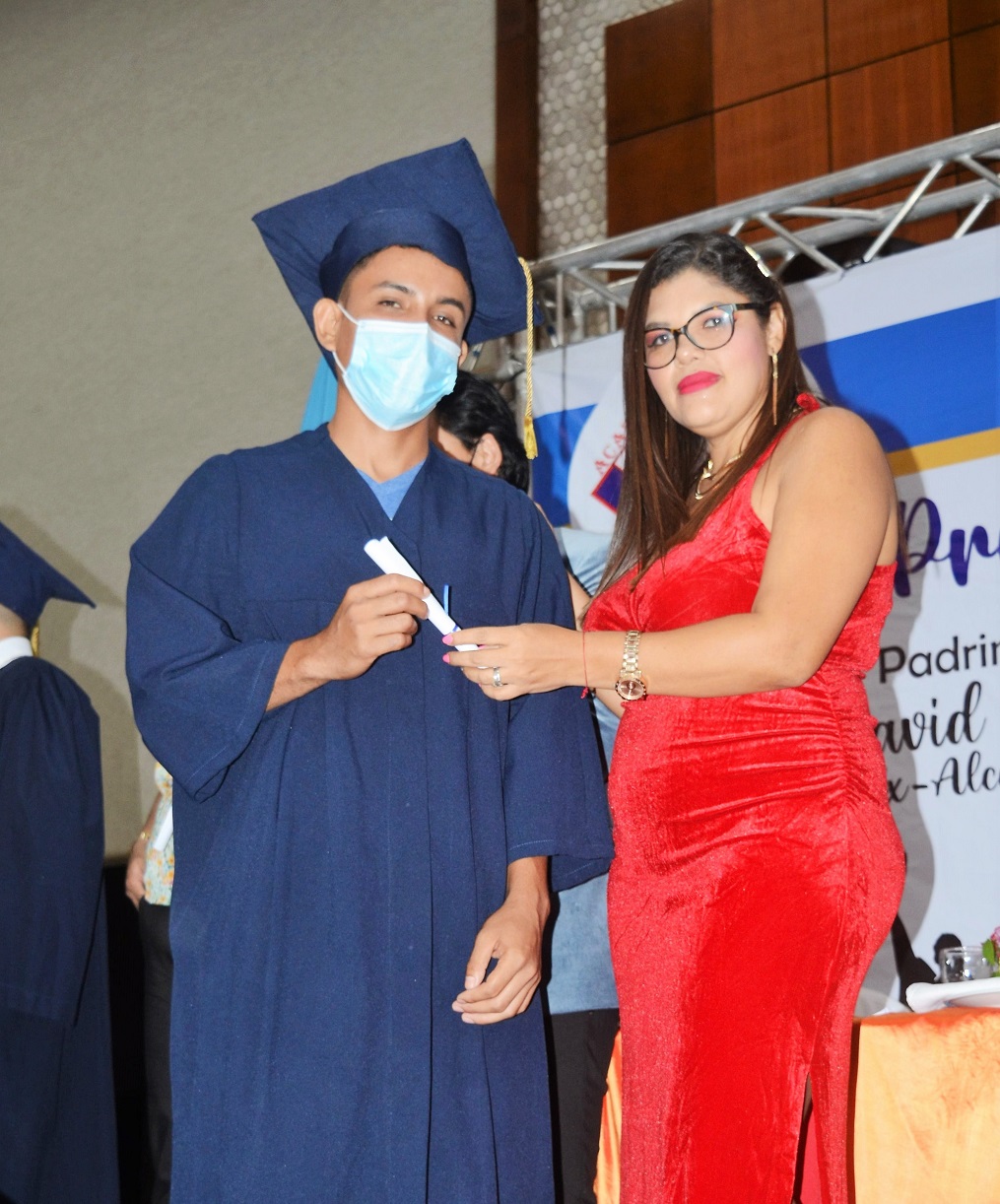 Solemnes actos de graduación de Academia Profesional Las Amigas y el Instituto Técnico Los Zorzales 