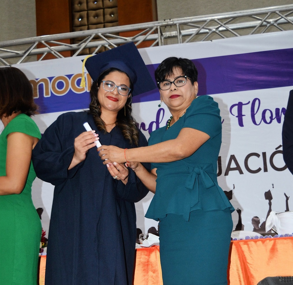 Solemnes actos de graduación de Academia Profesional Las Amigas y el Instituto Técnico Los Zorzales 