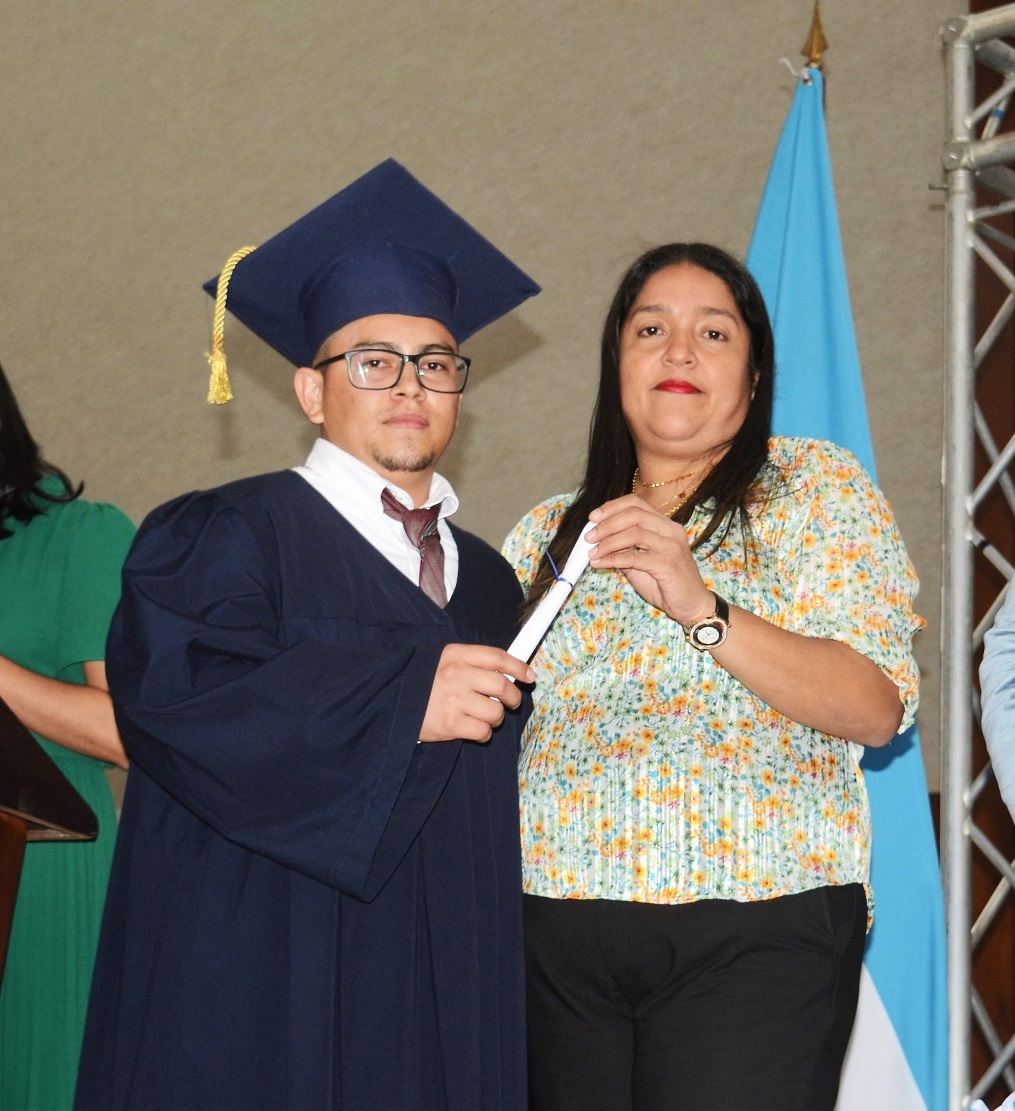 Solemnes actos de graduación de Academia Profesional Las Amigas y el Instituto Técnico Los Zorzales 