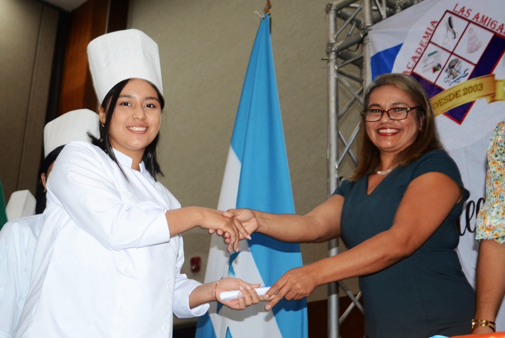 Solemnes actos de graduación de Academia Profesional Las Amigas y el Instituto Técnico Los Zorzales 