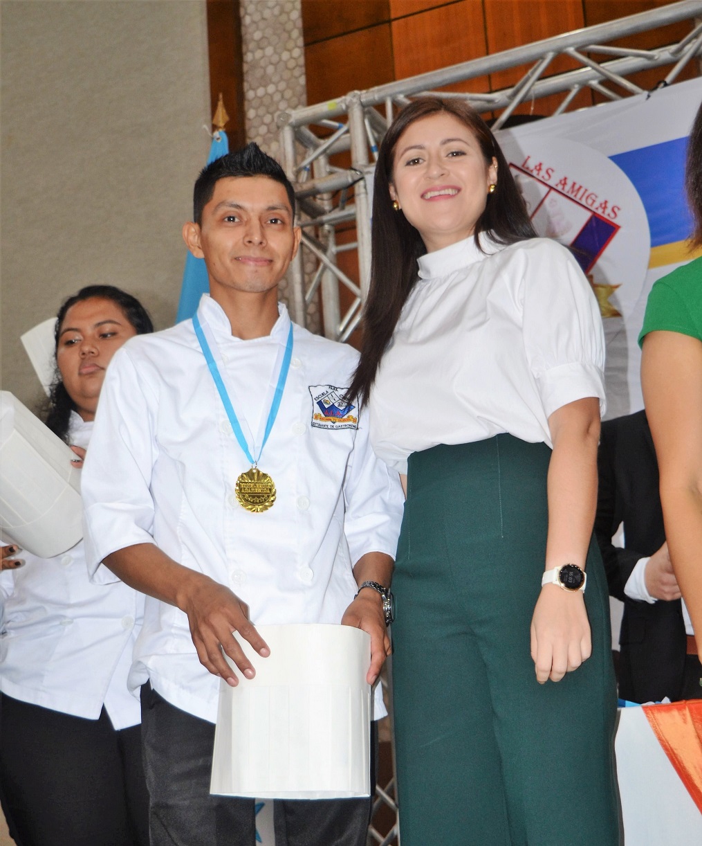 Solemnes actos de graduación de Academia Profesional Las Amigas y el Instituto Técnico Los Zorzales 