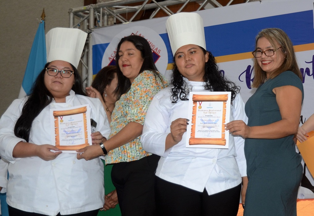 Solemnes actos de graduación de Academia Profesional Las Amigas y el Instituto Técnico Los Zorzales 