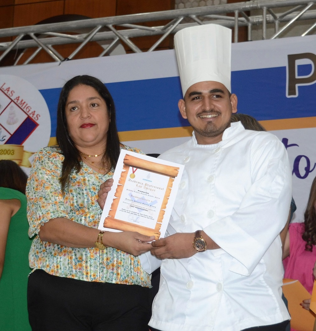 Solemnes actos de graduación de Academia Profesional Las Amigas y el Instituto Técnico Los Zorzales 