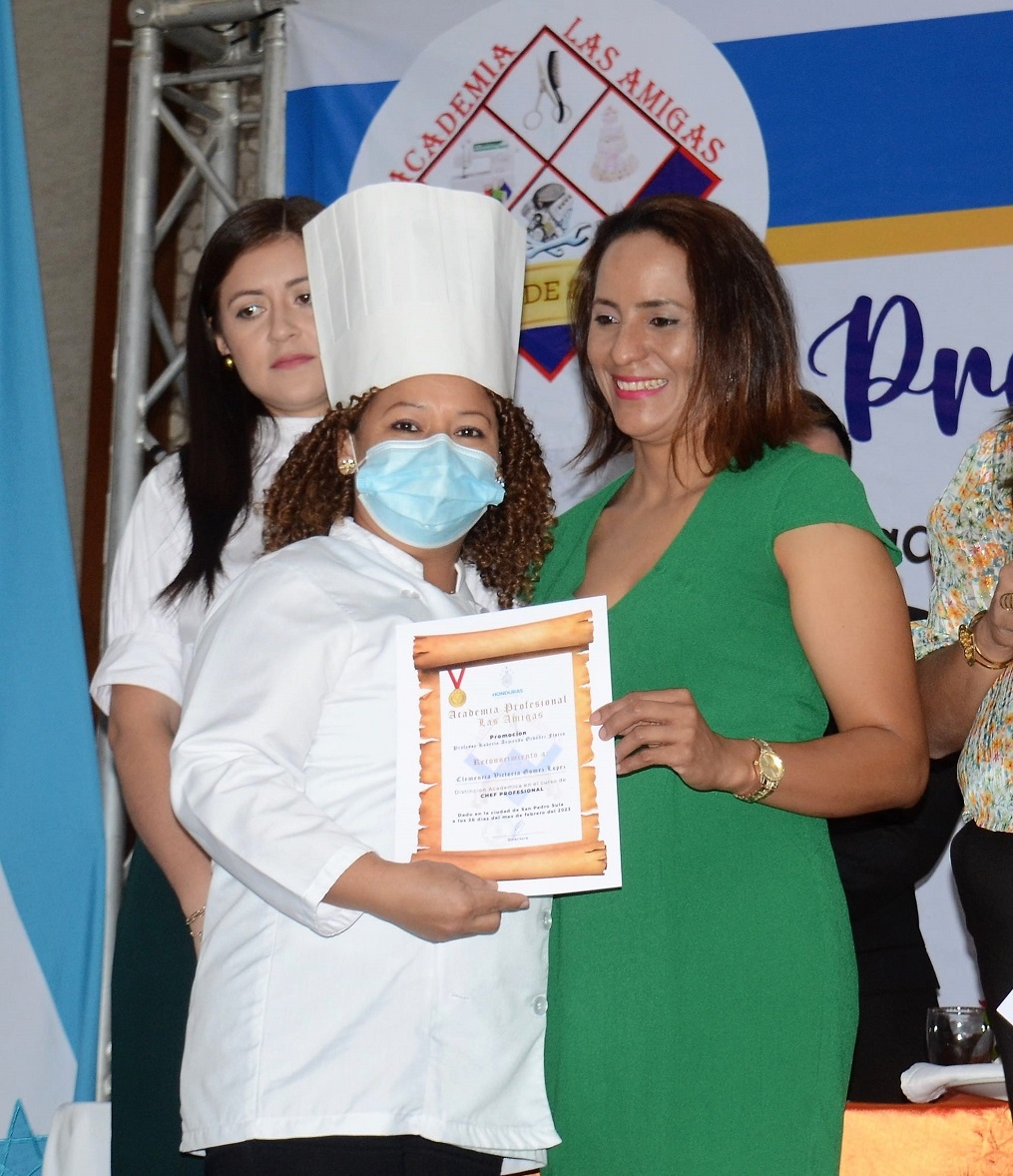 Solemnes actos de graduación de Academia Profesional Las Amigas y el Instituto Técnico Los Zorzales 