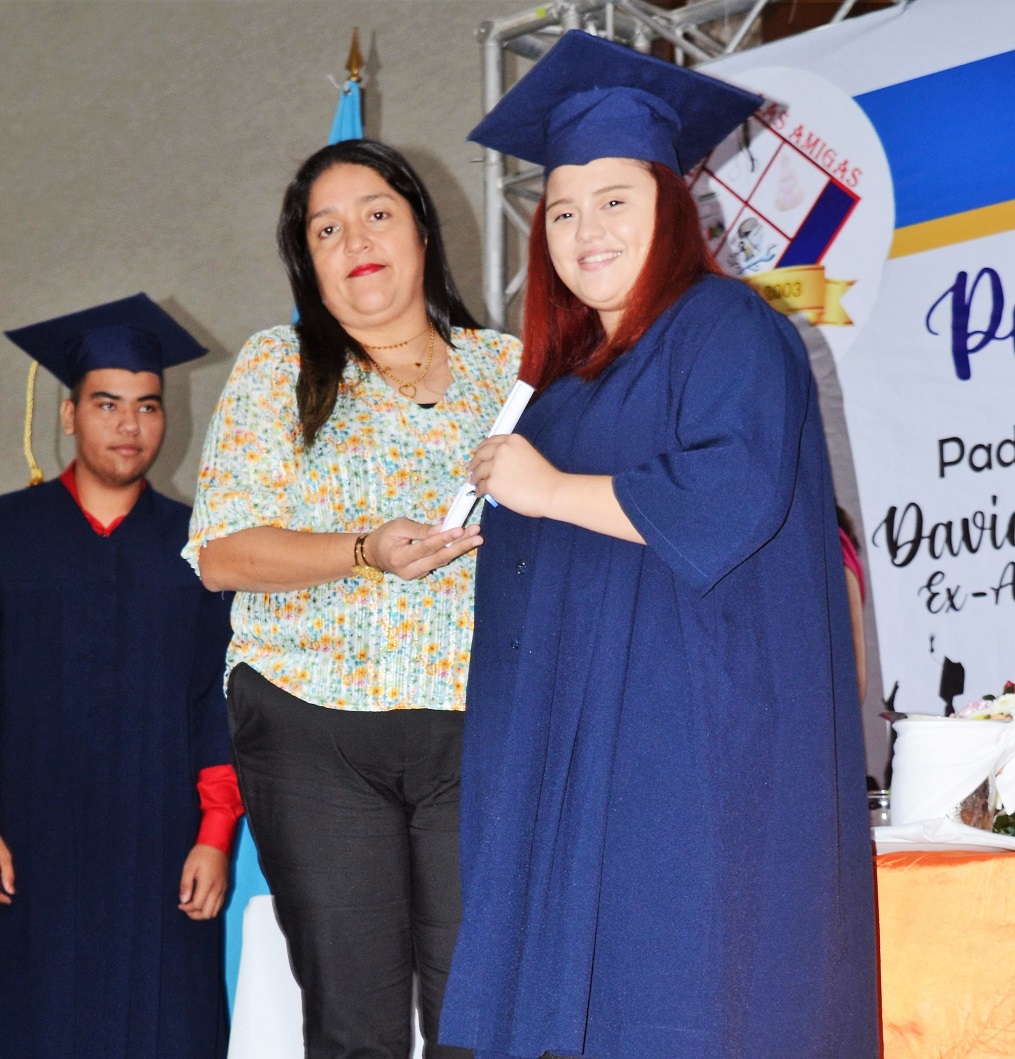 Solemnes actos de graduación de Academia Profesional Las Amigas y el Instituto Técnico Los Zorzales 