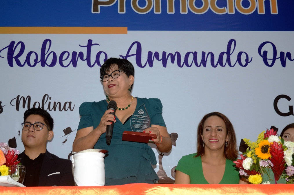 Solemnes actos de graduación de Academia Profesional Las Amigas y el Instituto Técnico Los Zorzales 