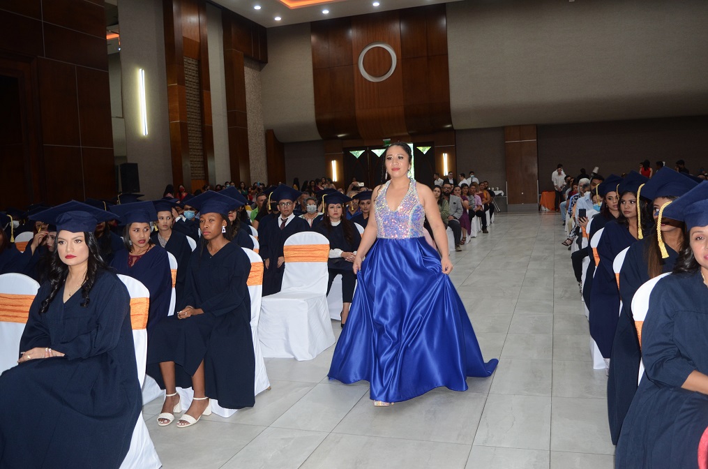 Solemnes actos de graduación de Academia Profesional Las Amigas y el Instituto Técnico Los Zorzales 