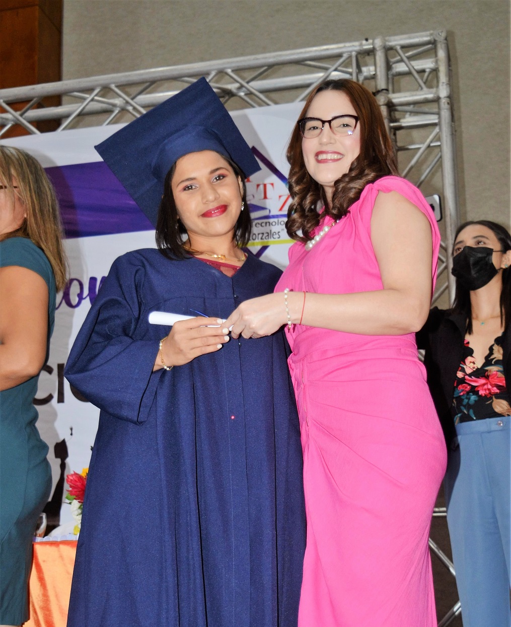 Solemnes actos de graduación de Academia Profesional Las Amigas y el Instituto Técnico Los Zorzales 