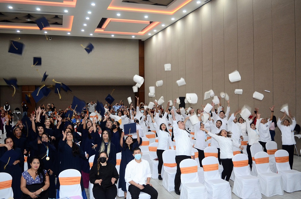 Solemnes actos de graduación de Academia Profesional Las Amigas y el Instituto Técnico Los Zorzales 