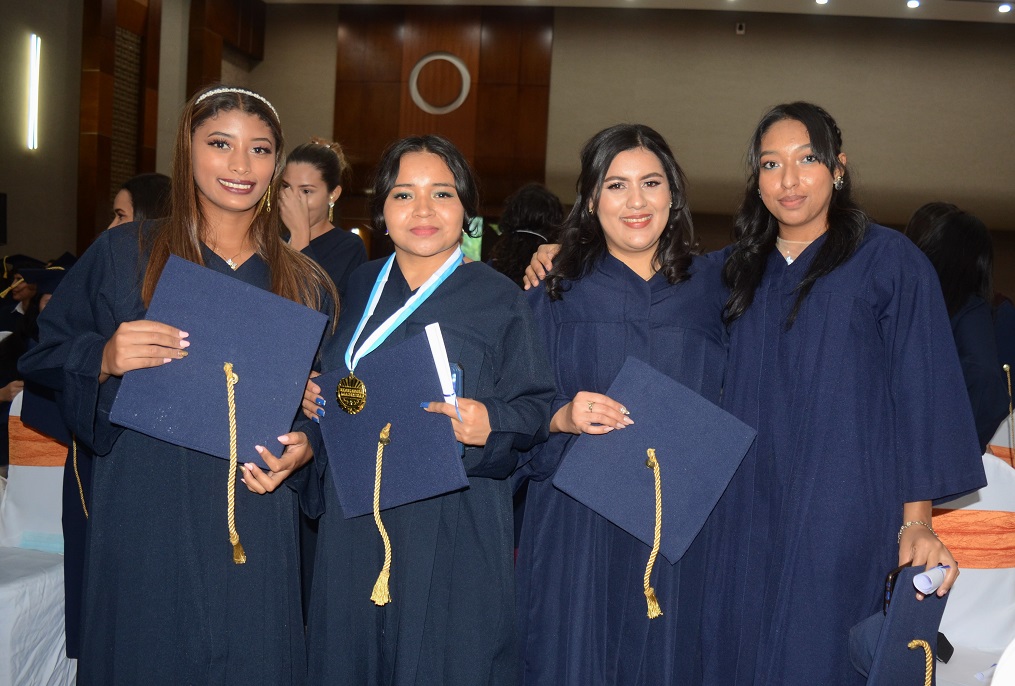 Solemnes actos de graduación de Academia Profesional Las Amigas y el Instituto Técnico Los Zorzales 