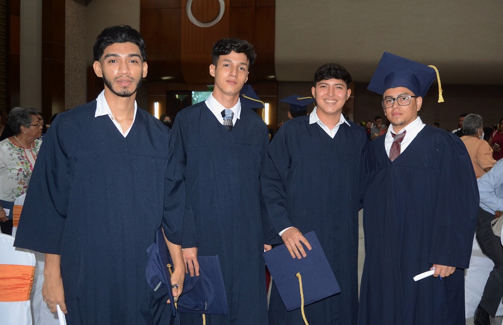 Solemnes actos de graduación de Academia Profesional Las Amigas y el Instituto Técnico Los Zorzales 