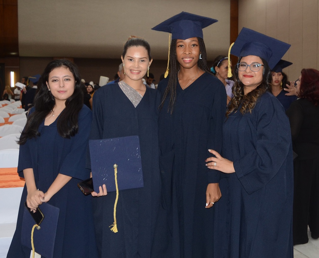 Solemnes actos de graduación de Academia Profesional Las Amigas y el Instituto Técnico Los Zorzales 