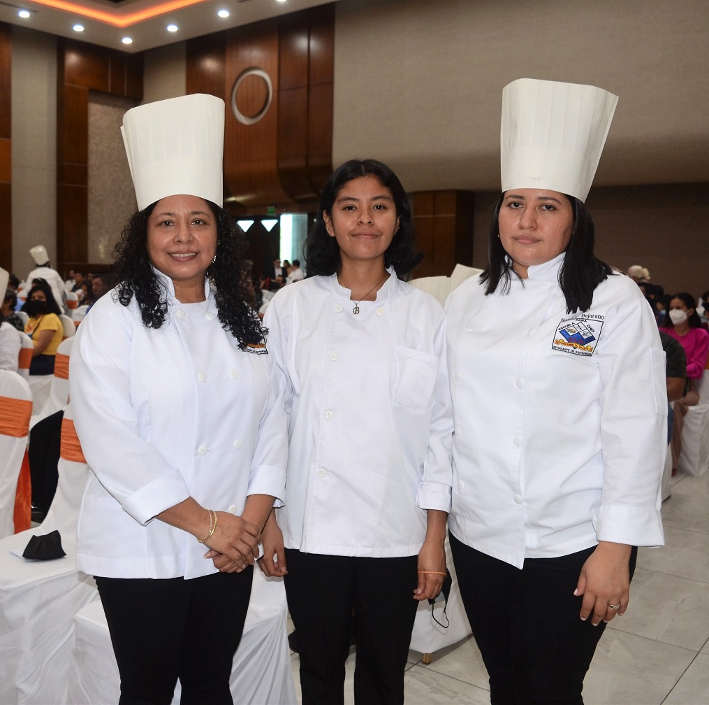 Solemnes actos de graduación de Academia Profesional Las Amigas y el Instituto Técnico Los Zorzales 