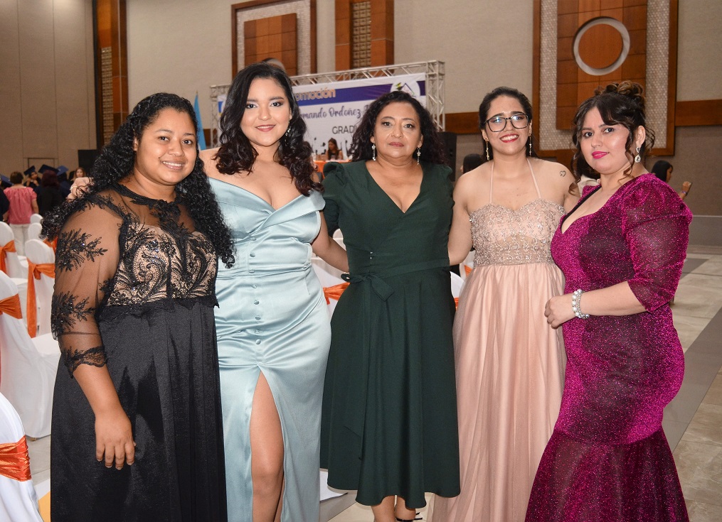 Solemnes actos de graduación de Academia Profesional Las Amigas y el Instituto Técnico Los Zorzales 