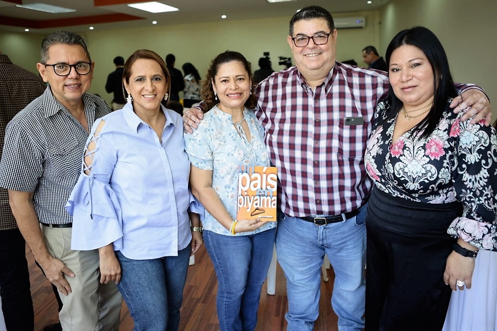 Presentación de "Un país en piyama", la novela del periodista Renán Martínez