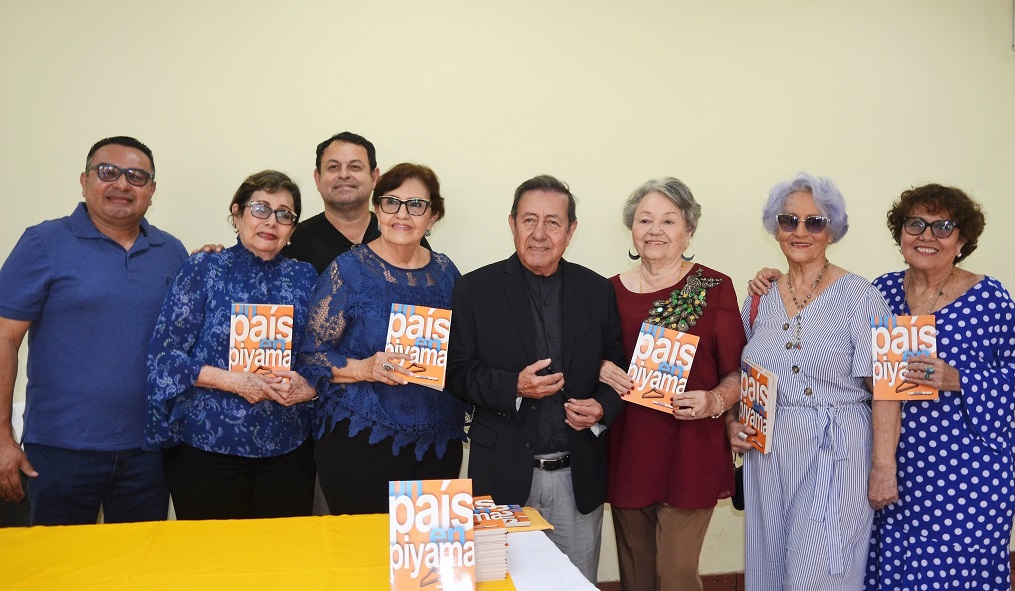 Presentación de "Un país en piyama", la novela del periodista Renán Martínez