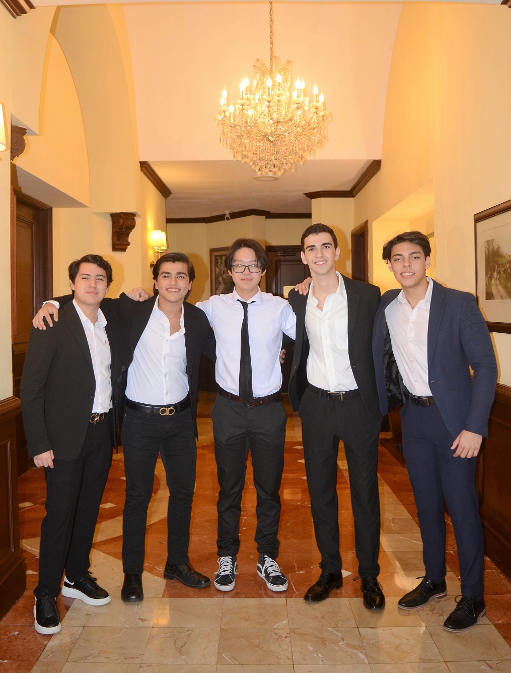 ¡Al estilo Black & Wite! Juniors de la Escuela Episcopal El Buen Pastor ofrecen despedida a los seniors 2023