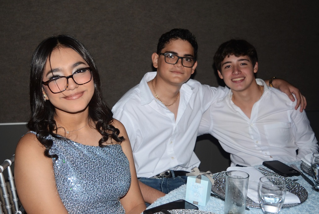 Valentina Villeda celebra sus XV años con una elegante fiesta juvenil