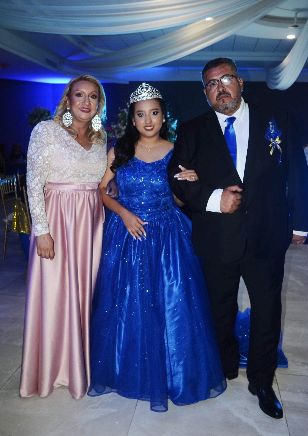 Nikole Fajardo celebra sus XV años con una elegante fiesta