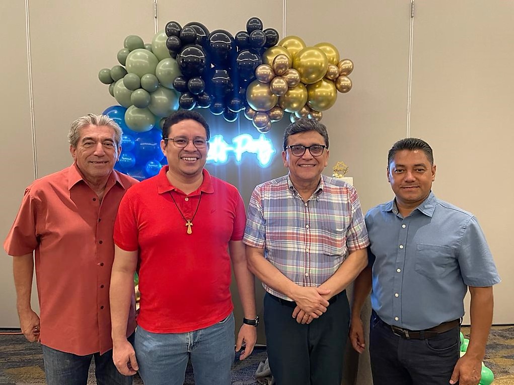 Sorprenden a Modesto Hernández con almuerzo de cumpleaños
