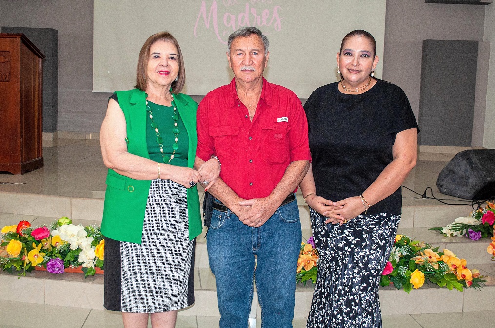 La rectora María Antonia de Suazo y su esposo el Ing. Roldán Suazo con Claudia Patricia Zambrano, Madre de UCENM 2023.