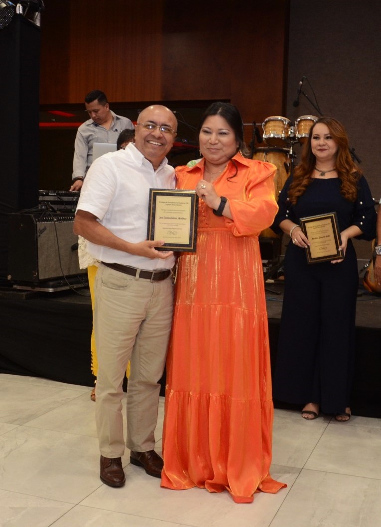 arlos Martínez, entrega placa de correspondiente a la dinámica periodista Ester Amaya.