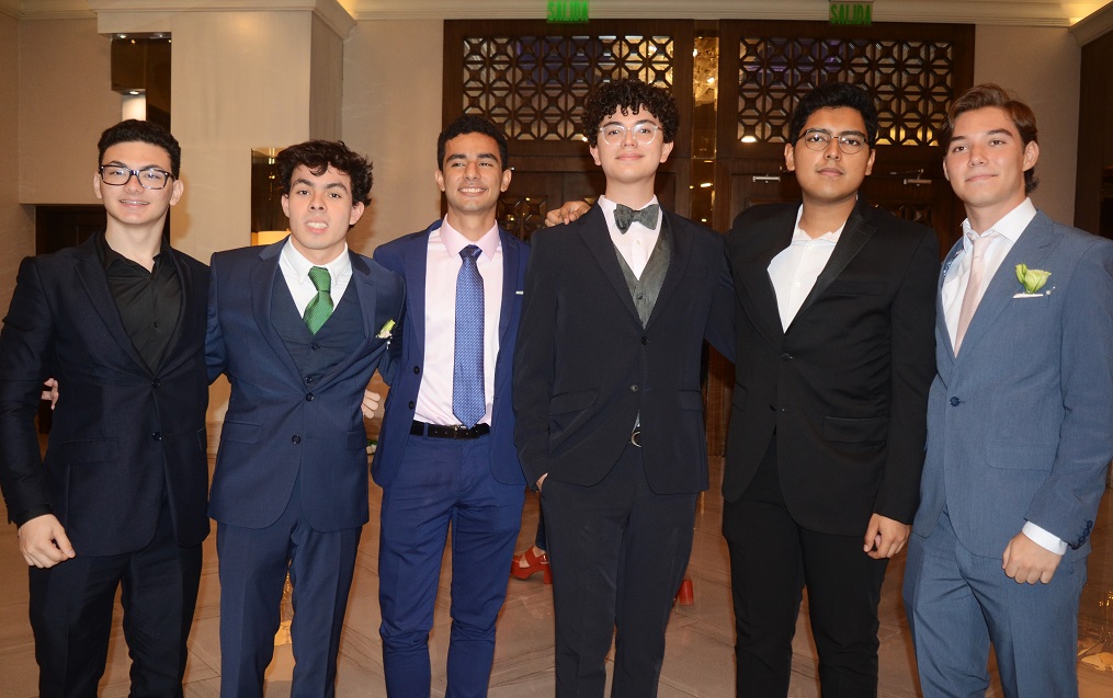 Seniors de la EIS protagonizan su fiesta prom 2023