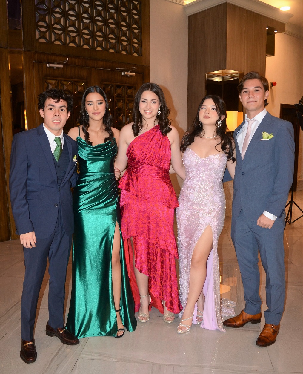 Seniors de la EIS protagonizan su fiesta prom 2023