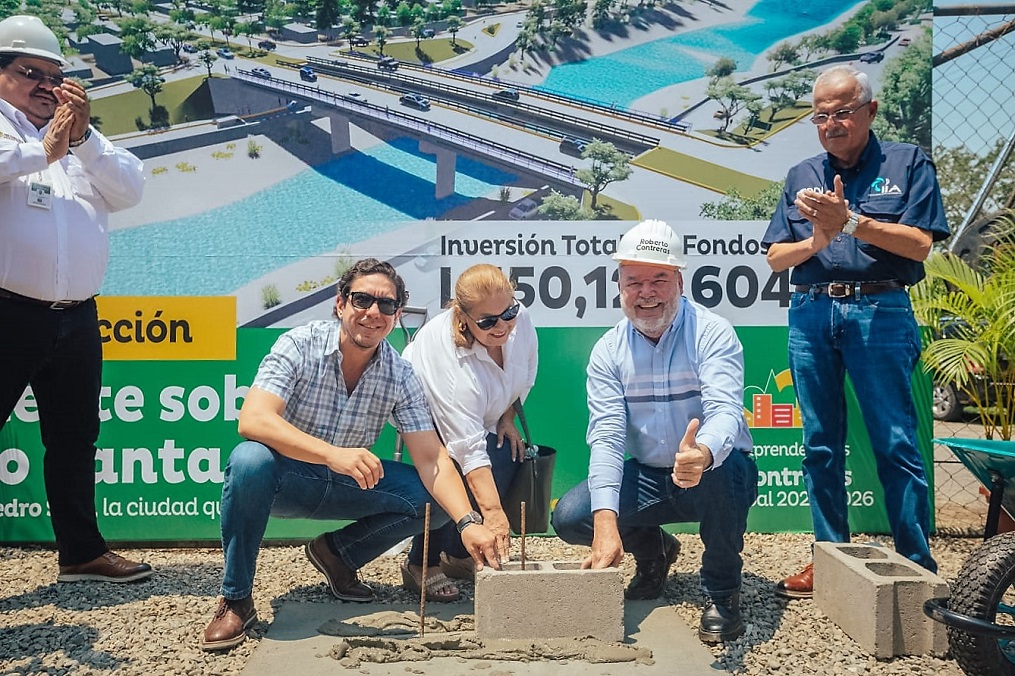 Coloca primera piedra del nuevo puente sobre río Santa Ana en prolongación bulevar Jardines del Valle