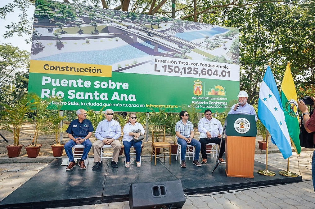 Coloca primera piedra del nuevo puente sobre río Santa Ana en prolongación bulevar Jardines del Valle 