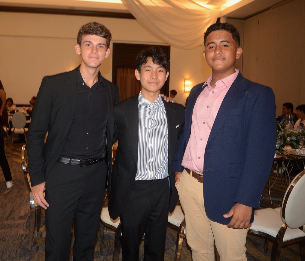 Seniors de la Ágape Christian Academy disfrutan cena de despedida