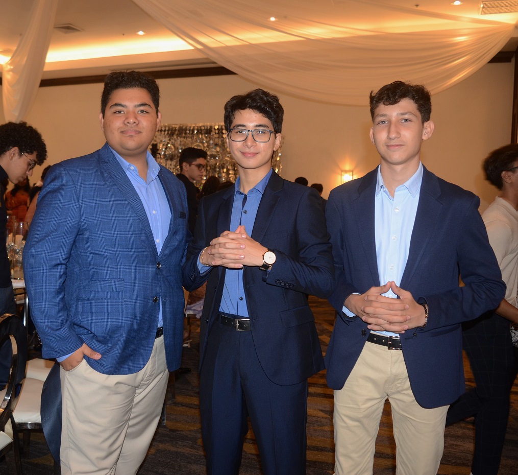 Seniors de la Ágape Christian Academy disfrutan cena de despedida