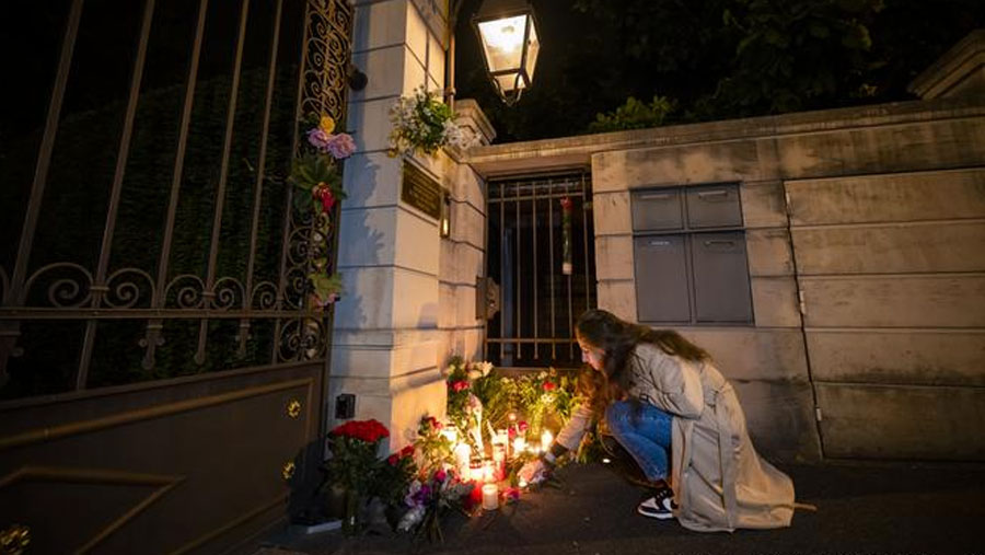 Flores y velas frente a la casa de Tina Turner en Suiza