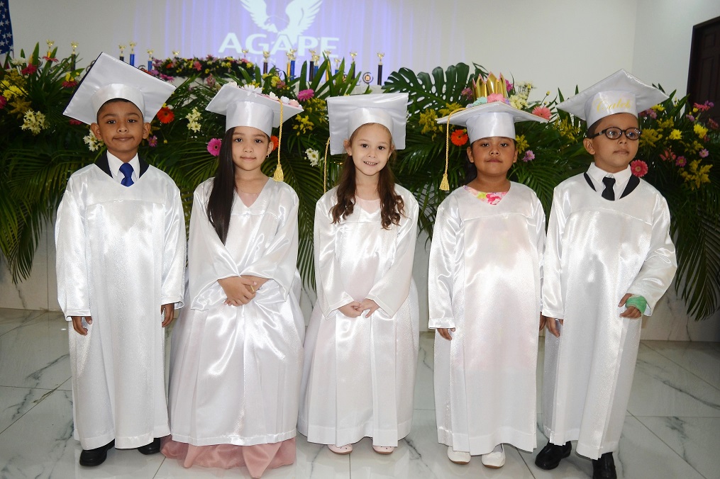 Emocionante graduación de preescolar de Ágape Christian Academy