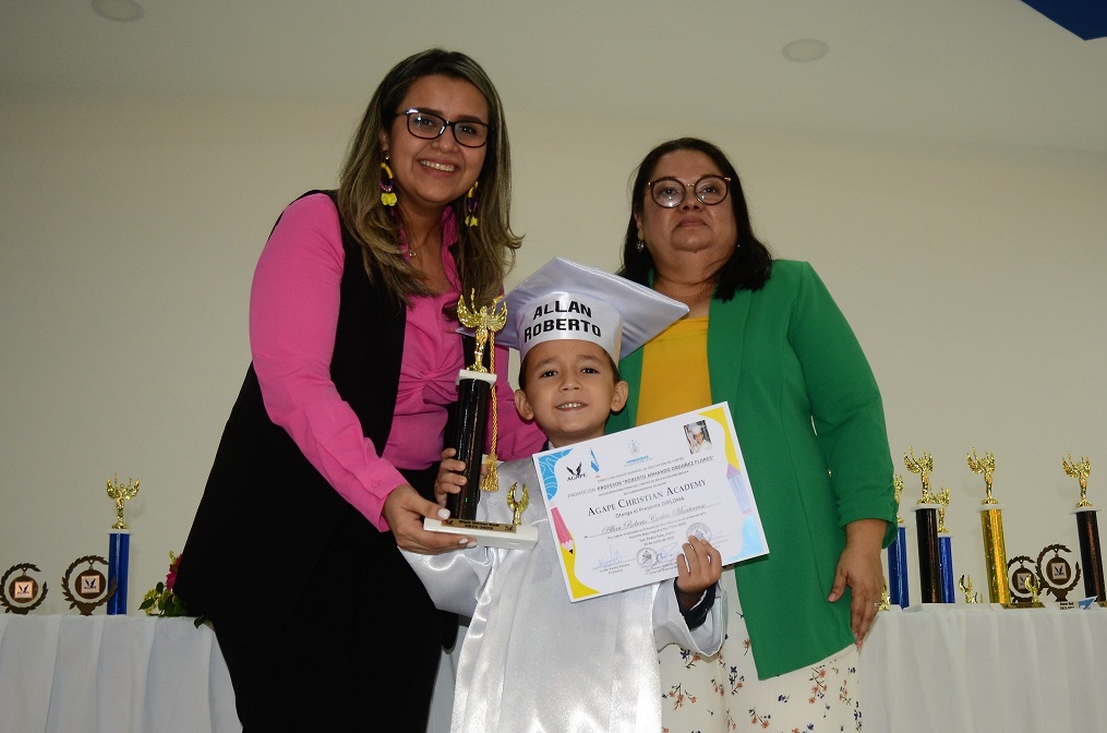 Emocionante graduación de preescolar de Ágape Christian Academy