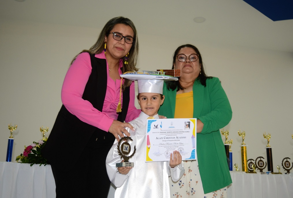 Emocionante graduación de preescolar de Ágape Christian Academy