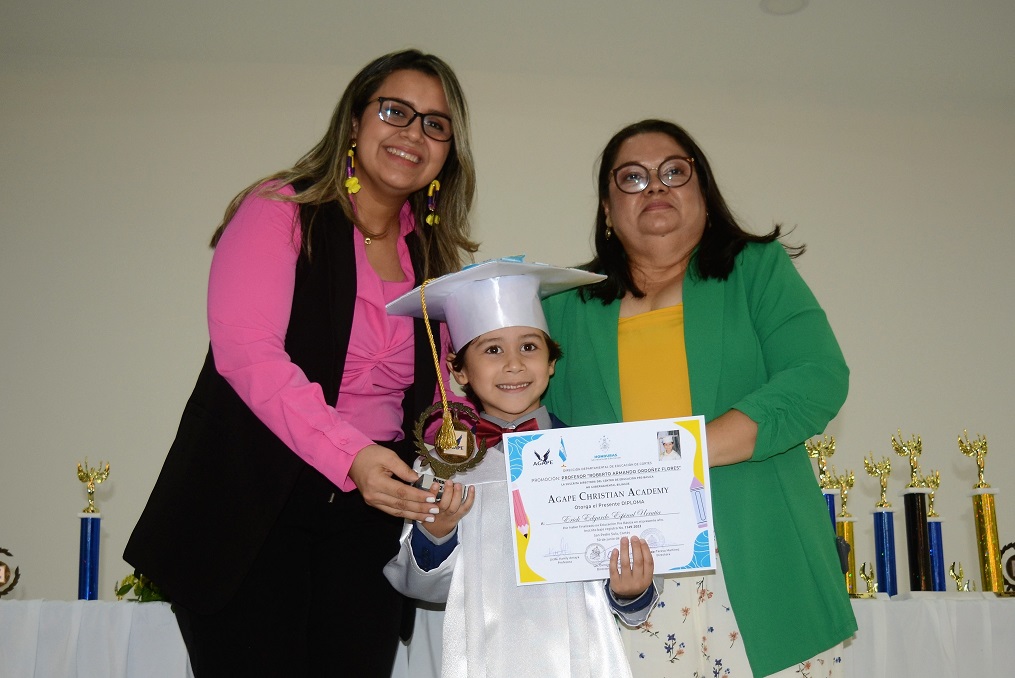 Emocionante graduación de preescolar de Ágape Christian Academy