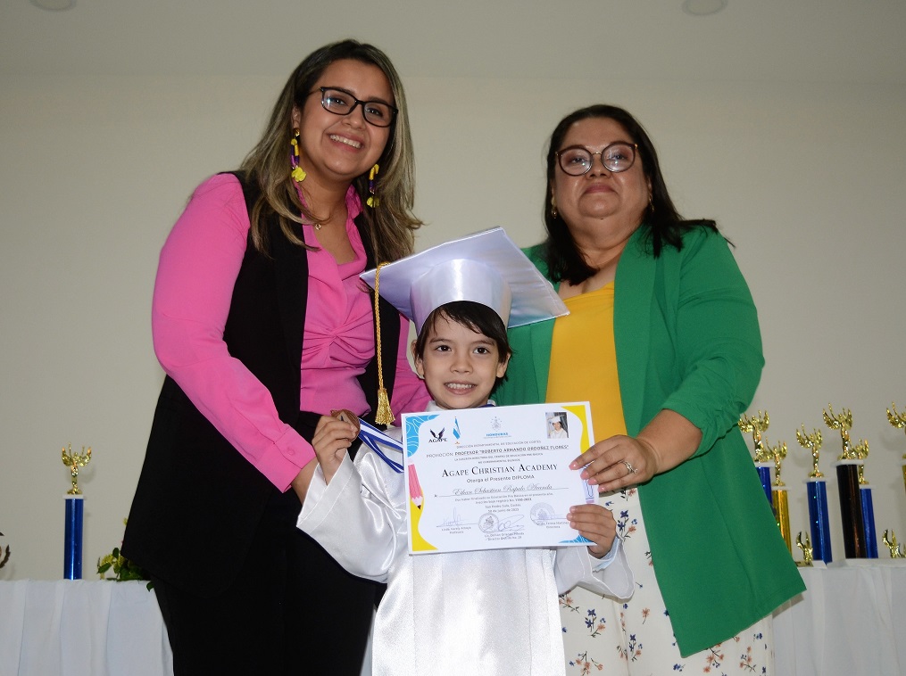 Emocionante graduación de preescolar de Ágape Christian Academy