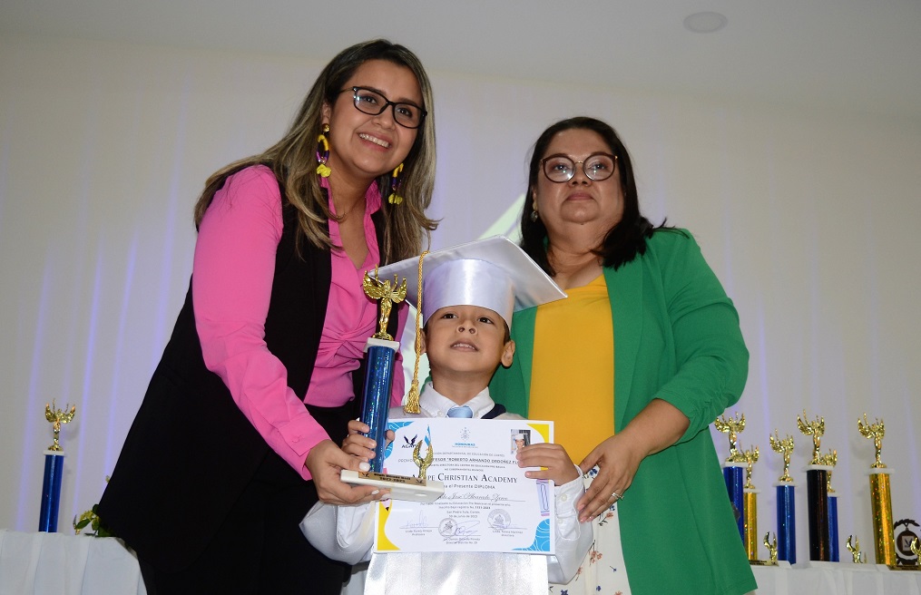 Emocionante graduación de preescolar de Ágape Christian Academy