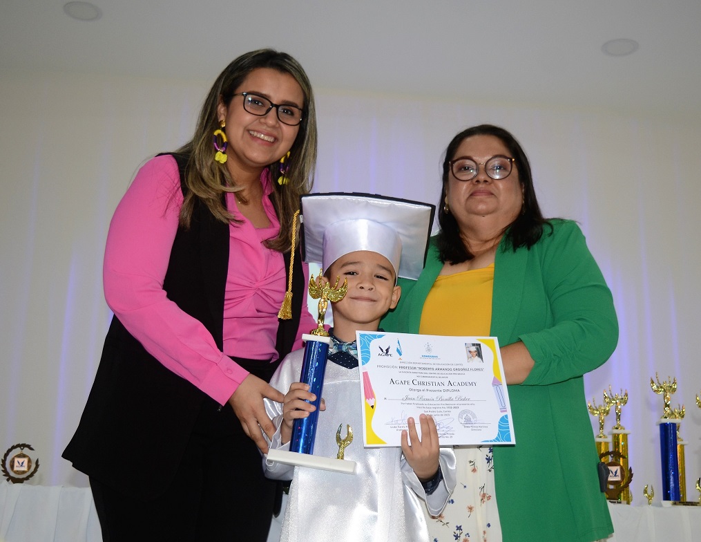 Emocionante graduación de preescolar de Ágape Christian Academy