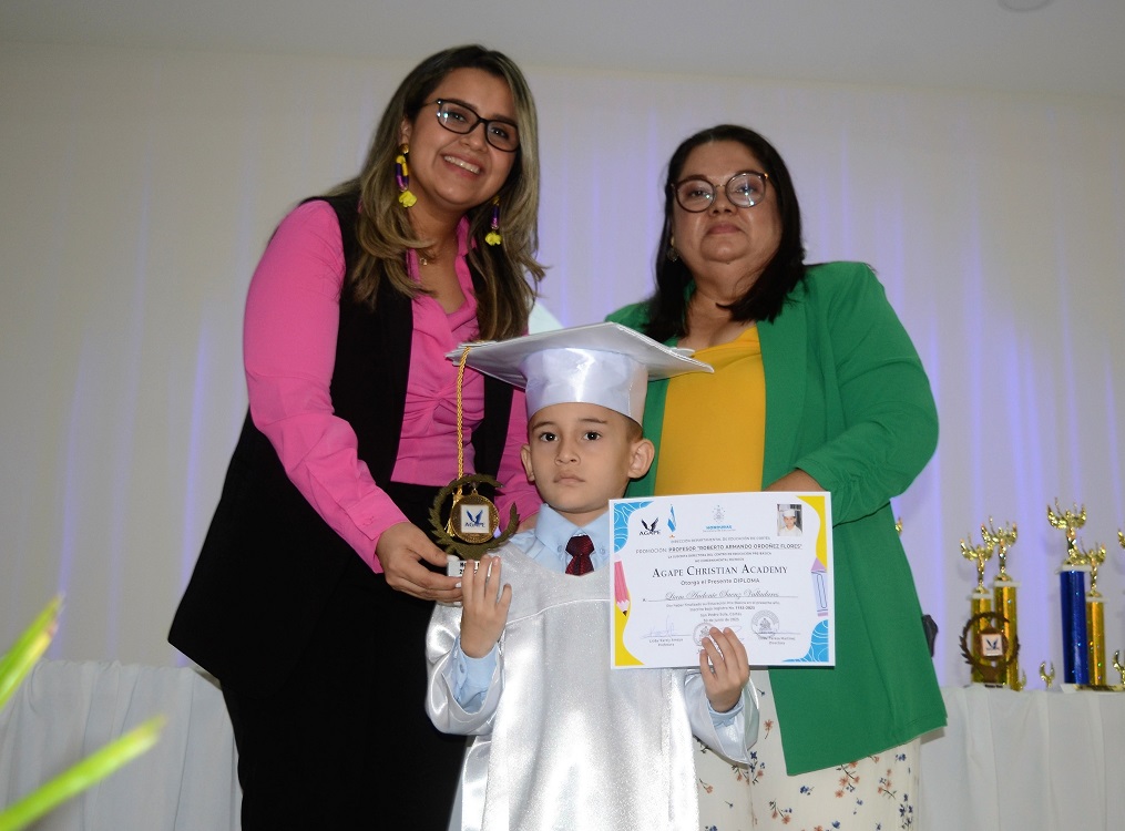 Emocionante graduación de preescolar de Ágape Christian Academy