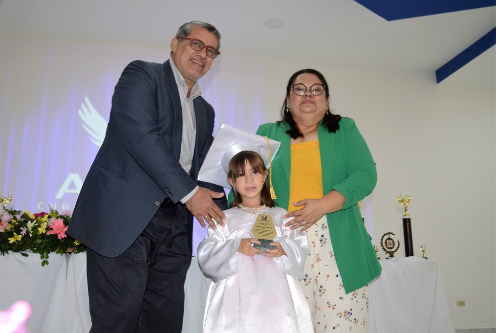 Emocionante graduación de preescolar de Ágape Christian Academy