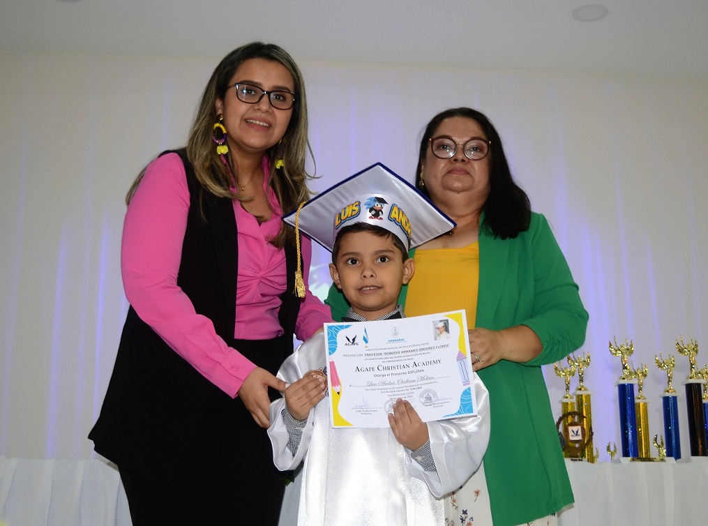 Emocionante graduación de preescolar de Ágape Christian Academy