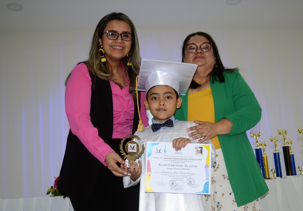 Emocionante graduación de preescolar de Ágape Christian Academy